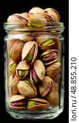 Delicious Pistachios Filling a Clear Glass Jar Ready for Snacking or Cooking. Стоковое AI-изображение, AI-художник Юлия Гапеенко / Фотобанк Лори