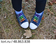 Кеды с разноцветными шнурками. Стоковое фото, фотограф Snezka / Фотобанк Лори