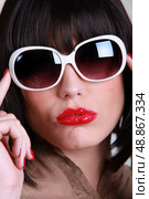 Woman wearing oversized sunglasses. Стоковое фото, агентство Ingram Publishing / Фотобанк Лори