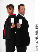 Business-partners offering cards. Стоковое фото, агентство Ingram Publishing / Фотобанк Лори
