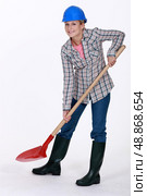 Woman using spade. Стоковое фото, агентство Ingram Publishing / Фотобанк Лори
