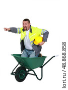 craftsman sitting in a wheelbarrow. Стоковое фото, агентство Ingram Publishing / Фотобанк Лори