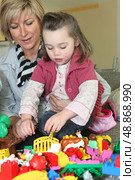 Little girl playing with her grandmother. Стоковое фото, агентство Ingram Publishing / Фотобанк Лори