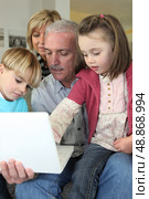 Grandparents spending time with their grandchildren. Стоковое фото, агентство Ingram Publishing / Фотобанк Лори