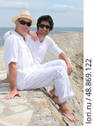 Grownup father and son. Стоковое фото, агентство Ingram Publishing / Фотобанк Лори