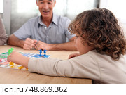 Young child playing a board game. Стоковое фото, агентство Ingram Publishing / Фотобанк Лори