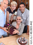 family celebrating mother&rsquo;s birthday, she&rsquo;s about 70 years old. Стоковое фото, агентство Ingram Publishing / Фотобанк Лори