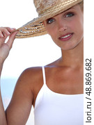 Woman with straw Hat. Стоковое фото, агентство Ingram Publishing / Фотобанк Лори