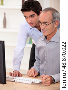 Elderly man learning computer skills. Стоковое фото, агентство Ingram Publishing / Фотобанк Лори