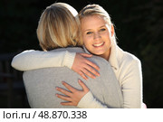 Woman hugging her mother. Стоковое фото, агентство Ingram Publishing / Фотобанк Лори