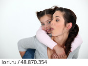 Child riding piggyback. Стоковое фото, агентство Ingram Publishing / Фотобанк Лори