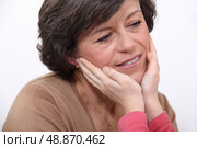 Children&rsquo;s hands stroking grandma. Стоковое фото, агентство Ingram Publishing / Фотобанк Лори