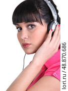 Profile shot of brunette wearing headphones. Стоковое фото, агентство Ingram Publishing / Фотобанк Лори