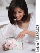 Woman taking marshmallow. Стоковое фото, агентство Ingram Publishing / Фотобанк Лори