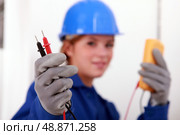 A female electrician holding a voltmeter. Стоковое фото, агентство Ingram Publishing / Фотобанк Лори
