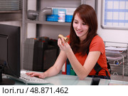 Girl ordering pipes on the computer. Стоковое фото, агентство Ingram Publishing / Фотобанк Лори