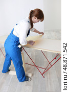 Woman preparing to wallpaper. Стоковое фото, агентство Ingram Publishing / Фотобанк Лори