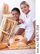 Women working in a bakery. Стоковое фото, агентство Ingram Publishing / Фотобанк Лори