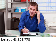 Labour on the telephone with customer. Стоковое фото, агентство Ingram Publishing / Фотобанк Лори