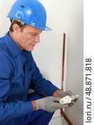 Plumber with a radiator valve. Стоковое фото, агентство Ingram Publishing / Фотобанк Лори