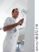 Man repainting entire room. Стоковое фото, агентство Ingram Publishing / Фотобанк Лори