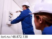 electrician working. Стоковое фото, агентство Ingram Publishing / Фотобанк Лори