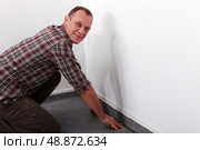 craftsman changing the carpet. Стоковое фото, агентство Ingram Publishing / Фотобанк Лори