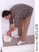 Man pouring plaster. Стоковое фото, агентство Ingram Publishing / Фотобанк Лори