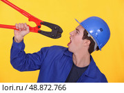 Man holding bolt cutters. Стоковое фото, агентство Ingram Publishing / Фотобанк Лори
