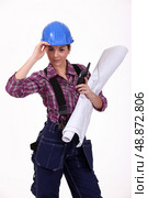 young female worker holding talkie-walkie and plan. Стоковое фото, агентство Ingram Publishing / Фотобанк Лори