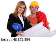 Tradesman conferring with an engineer. Стоковое фото, агентство Ingram Publishing / Фотобанк Лори