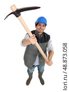 Man wielding pick-axe. Стоковое фото, агентство Ingram Publishing / Фотобанк Лори