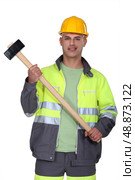 Builder holding sledge-hammer. Стоковое фото, агентство Ingram Publishing / Фотобанк Лори