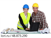 Traffic guard consulting with a draughtsman. Стоковое фото, агентство Ingram Publishing / Фотобанк Лори