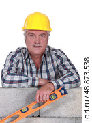 craftsman holding a level. Стоковое фото, агентство Ingram Publishing / Фотобанк Лори