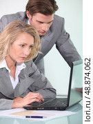 Executives with laptop computer. Стоковое фото, агентство Ingram Publishing / Фотобанк Лори