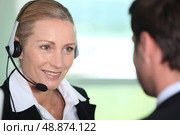 Interpreter with client. Стоковое фото, агентство Ingram Publishing / Фотобанк Лори