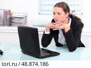 Brunette businesswoman bored at work. Стоковое фото, агентство Ingram Publishing / Фотобанк Лори