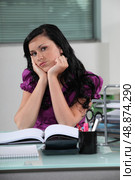 Woman behind her desk. Стоковое фото, агентство Ingram Publishing / Фотобанк Лори