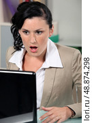 Shocked woman reading an e-mail. Стоковое фото, агентство Ingram Publishing / Фотобанк Лори