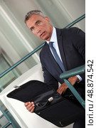 Businessman with a briefcase. Стоковое фото, агентство Ingram Publishing / Фотобанк Лори