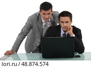 Associates reading a distressing e-mail. Стоковое фото, агентство Ingram Publishing / Фотобанк Лори