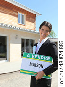 Estate agent standing in front of a house. Стоковое фото, агентство Ingram Publishing / Фотобанк Лори