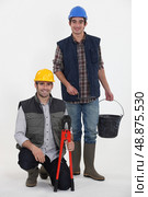 Two manual workers collaborating. Стоковое фото, агентство Ingram Publishing / Фотобанк Лори