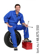 Mechanic with tyre and tools. Стоковое фото, агентство Ingram Publishing / Фотобанк Лори