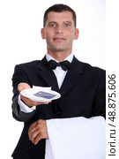Waiter holding tray with credit card. Стоковое фото, агентство Ingram Publishing / Фотобанк Лори