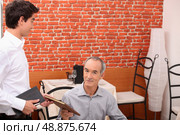 Customer ordering  in a restaurant. Стоковое фото, агентство Ingram Publishing / Фотобанк Лори