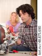 Man repairing television set. Стоковое фото, агентство Ingram Publishing / Фотобанк Лори