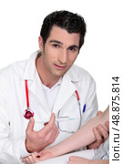 Young doctor giving an injection to a patient. Стоковое фото, агентство Ingram Publishing / Фотобанк Лори