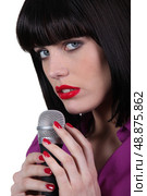 female singer caressing a micro. Стоковое фото, агентство Ingram Publishing / Фотобанк Лори